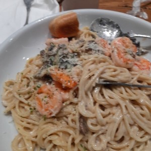 spaguetti , hongos y camararones salteado