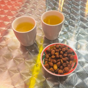 Cortesía: maní y té