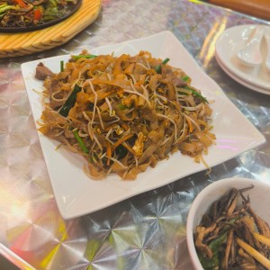 Fideos salteados con carne