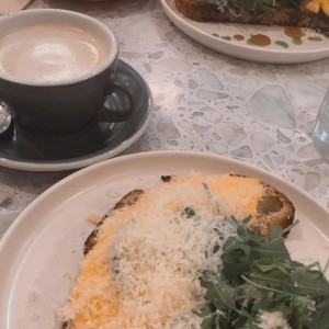 Avocado toast y capuccino en leche de almendra 