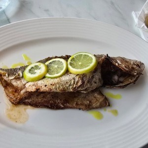 Corvina entera con mantequilla de hierbas