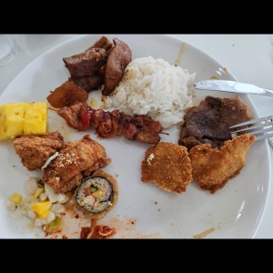 Costilla de res, chuleta de cerdo, filete de pescado aplanado, pollo frito, brocheta de pollo, sushi