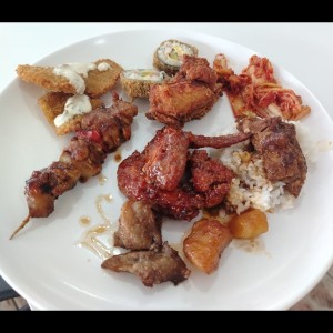 Sushi, brocheta de pollo, filete de pescado aplanado, pollo frito en agridulce, kimchi