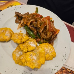 Filete Picado con Patacones 