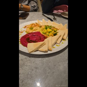 aguacate y dip de hummus