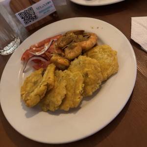 Camarones con patacones 