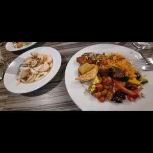 Brunch (paella, carnes y mariscos, dim sum y sushi, ensalada)