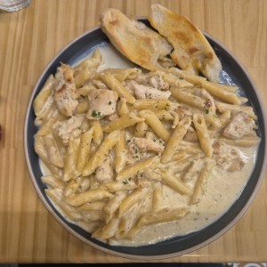 Penne Alfredo con pollo