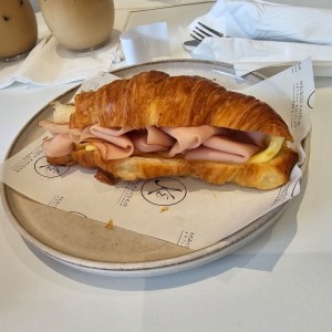 Croissant de pavo y gouda