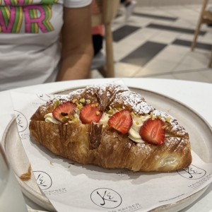Crossaint con fresas y crema 