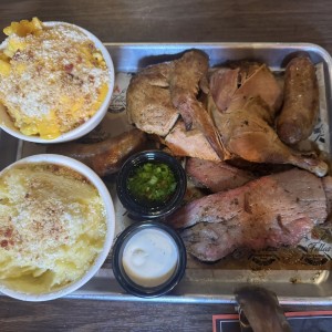 Para Compartir: Briskets, Chorizo, Pollo con 3 acompañamientos