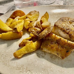 Pesca del dia (corvina) y papas horneadas
