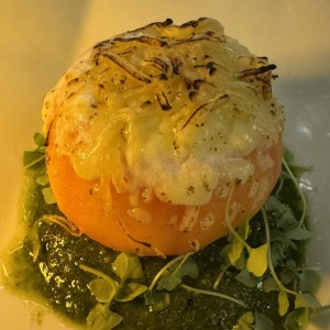 Capresa tibia con corazón de burrata 