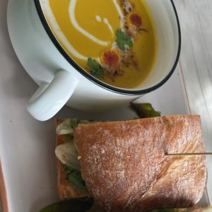 Panini steak y sopa de zapallo y coco 