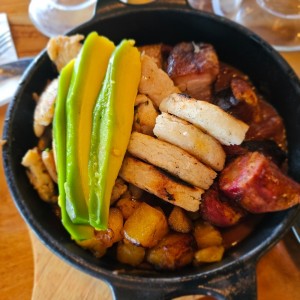 Bowl de carnes, frijoles, arroz, aguacate 