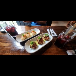 entradas: torrejita de bacalao (buenas) y carimañola de pulpo (regular)