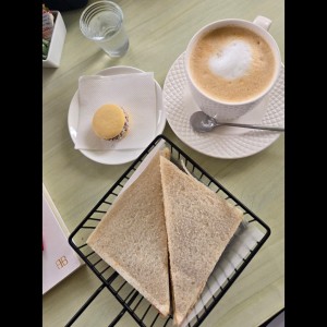 Sangüchito de pollo, morron y tomate, cafecito con leche deliii y mini alfajor de maicena!
