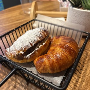 Medialuna sencilla y rellena con dulce de leche