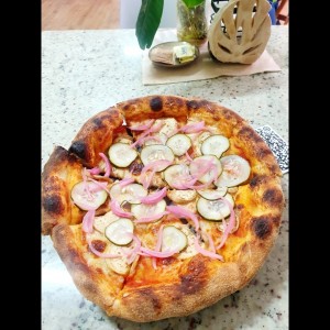 Pizza de vegetales encurtidos 