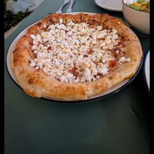 Pizza tomate, queso feta y miel 