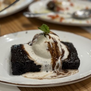 Dulce de chocolate con helado