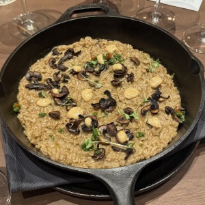 Cazuela de arroz y hongos