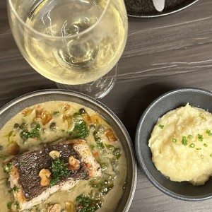 Pesca del dia en salsa meuniere con puré (menu degustacion)