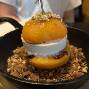 Durazno al grill con helado de yogurt