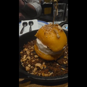 melocotones al carbón con helado de yogurt