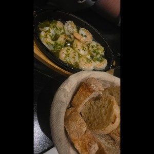 gambas al ajillo con pan de la casa