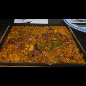arroz con chorizo español y gambas