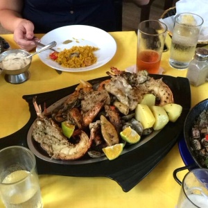 Parrilla de mariscos, paella marinera y negra