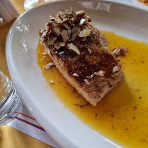 corvina en mantequilla de almendra