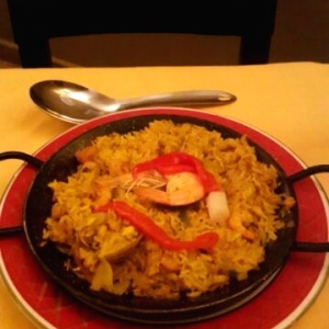 Paella de pollo y mariscos