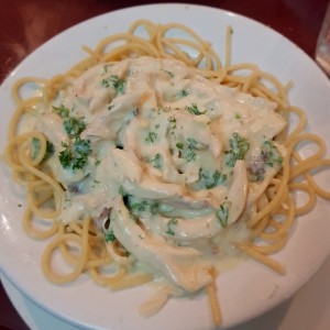 Pasta con pollo en salsa alfredo