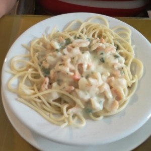 spaguetti de camarones en salsa Blanca