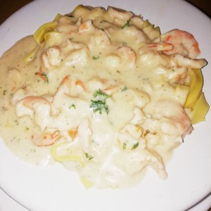 Fetuccini con camarones en salsa blanca