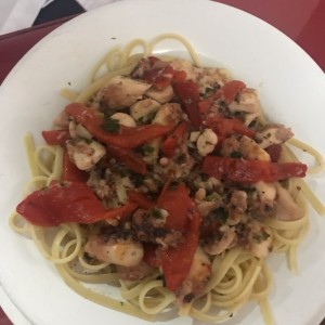 linguini con pulpo al oleo y pimientos morrones