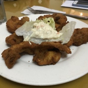 pescado apanado en salsa tartara