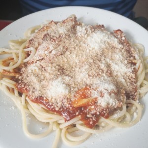 spaguetti con pollo desmenuzado en salsa roja