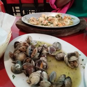 almejas y camarones al ajillo