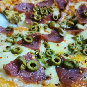 PIZZA SALAME Y ACEITUNAS VERDES