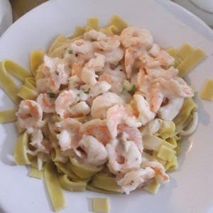 fetuccini alfredo con camarones 