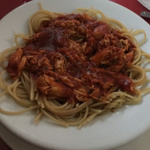 espaguetti integral con pollo en salsa roja