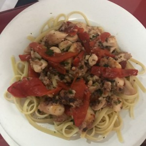 Linguini al olio con pulpo y pimientos morrones