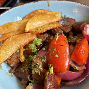 Platos Fuertes - Lomo Saltado