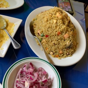 arroz verde con mariscos y encurtido de cebolla 