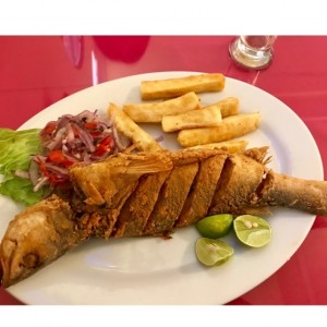 pescado frito con yuca 