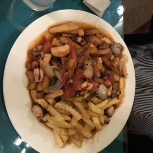 saltado de mariscos con papas