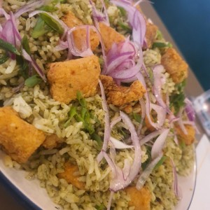 Arroz chaufa verde de pescado.